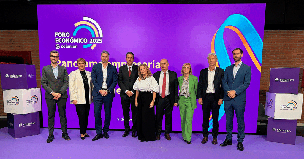 El CEO de Solunion, y su Country manager con los ponentes del Foro Económico Solunion 2025
