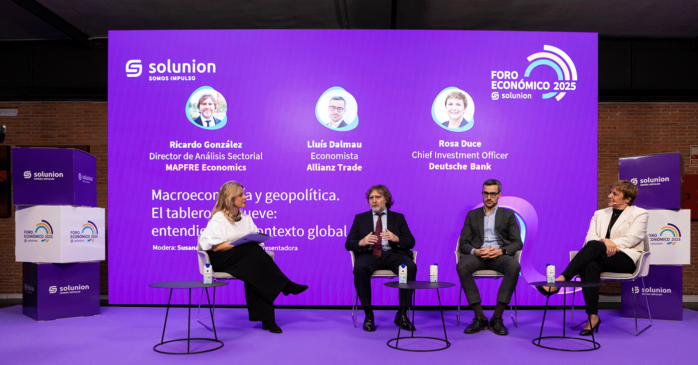 primera mesa redonda, titulada “El tablero se mueve: entendiendo el contexto global”, moderada por la periodista económica Susana Burgos, con la participación de Ricardo González, Director de Análisis Sectorial de MAPFRE Economics; Lluís Dalmau, Economista de Allianz Trade, y Rosa Duce, Chief Investment Officer de Deutsche Bank en España.