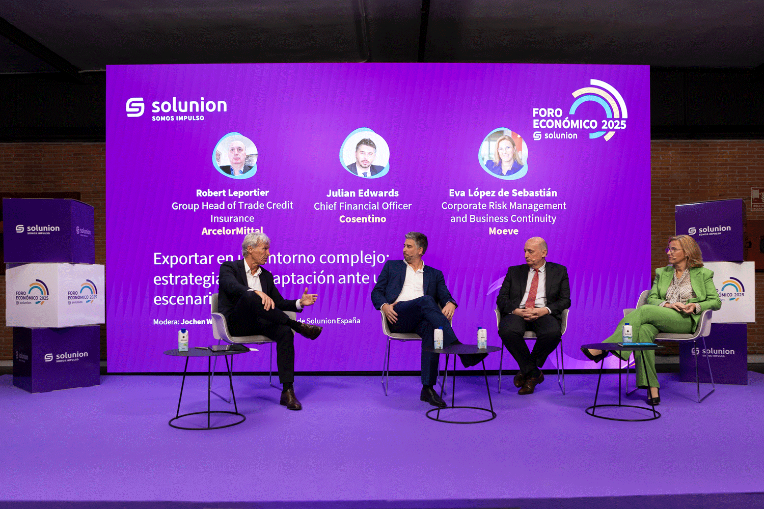 Mesa redonda “Exportar en un entorno complejo: estrategias de adaptación ante un nuevo escenario”. Moderado por Jochen Wilmes, Director de Riesgos de Solunion España, reunió como ponentes a Robert Leportier, Group Head of Trade Credit Insurance de ArcelorMittal; Julian Edwards, Chief Financial Officer de Cosentino, y Eva López de Sebastián, Corporate Risk Management and Business Continuity de Moeve.