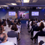 Asistentes al evento de caución de Solunion escuchan las intervenciones de Daniel Caverzaschi y Martín de la Puente, tenistas paralímpicos y embajadores de Solunion