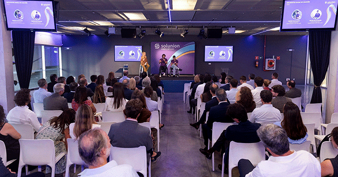 Asistentes al evento de caución de Solunion escuchan las intervenciones de Daniel Caverzaschi y Martín de la Puente, tenistas paralímpicos y embajadores de Solunion