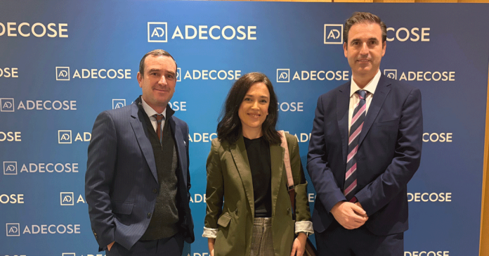 Ejecutivos de solunion posan en el photocall de adecose en el evento del barómetro adecose 2026